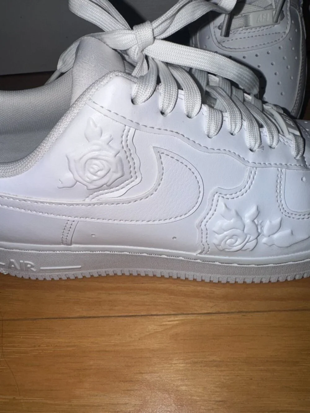 Nike Air Force 1 '07 Embossed White Roses Size 10 (Womens) - Picture 2 of 8